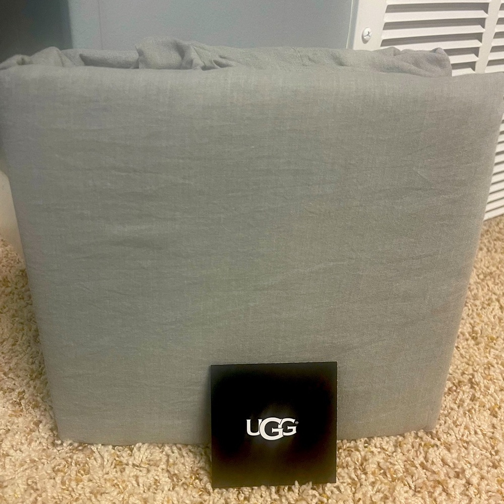 BRAND NEW: Twin Ugg sheet set